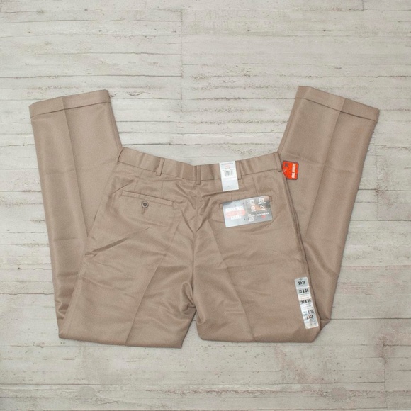 NWT Dockers 365 D3 Classic Fit Pleated Pant in British Khaki, 32x34 - Picture 4 of 7